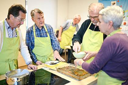 Uwe Anspach/dpa | In einer Lehrküche begegnen sich in Ludwigshafen einmal im Monat Männer, die mehr verbindet als Kochen.