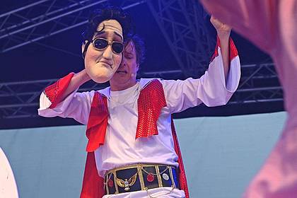 Elisa Schu/dpa | Charaktere wie Elvis Presley stehen im Musical «Tod auf dem Thron - Das Klosical» auf der Bühne. 