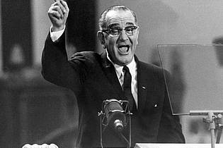 picture alliance / dpa | Lyndon B. Johnson unterzeichnete eine Verfügung gegen Diskriminierung aufgrund des Geschlechts. (Archivbild)