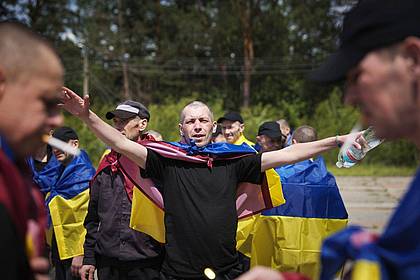 Uncredited/Ukrainian Presidential Press Office/AP/dpa | Der Austausch von Gefangenen läuft, auch wenn beide Seiten einander immer wieder Verzögerungen vorwerfen. 