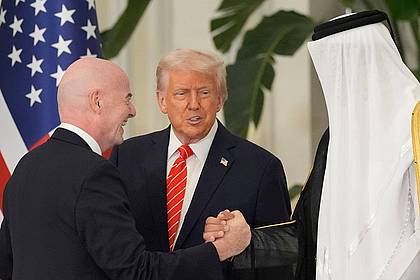 Alex Brandon/AP/dpa | FIFA-Chef Infantino hält enge Bande zum US-Präsdienten und nach Saudi-Arabien. 