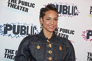 Alicia Keys, Sängerin aus den USA, besucht die Off-Broadway-Premiere von «Hell`s Kitchen» im The Public Theater. Das erste Musical von US-Sängerin Alicia Keys hat in New York Premiere gefeiert.