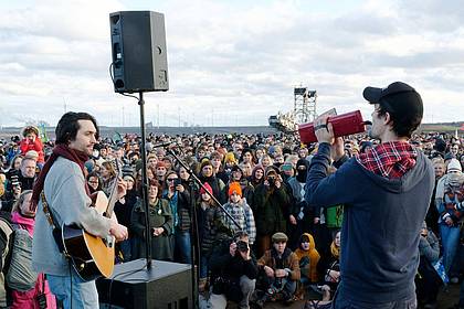 Henning Kaiser/dpa | Hat eine klare Meinung zur KI: Christopher Annen (l) von der Band AnnenMayKantereit. (Archivbild)