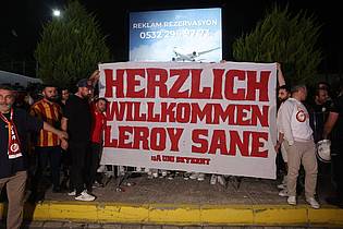 Murat Akbas/dpa | Die Galatasaray-Fans empfangen Leroy Sané überschwänglich.