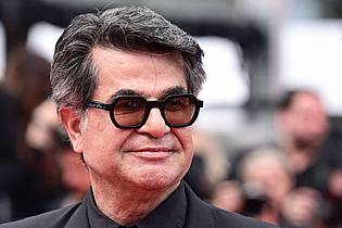 Miguel Medina/AFP/dpa | Jafar Panahi wird mit dem Hauptpreis in Cannes ausgezeichnet. (Archivbild)