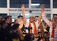 Murat Akbas/dpa | Begeisterter Empfang: Leroy Sané bei seiner Ankunft in Istanbul.