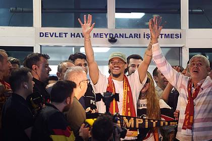 Murat Akbas/dpa | Begeisterter Empfang: Leroy Sané bei seiner Ankunft in Istanbul.