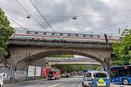 Daniel Evers/dpa | Viel Geduld mussten Fahrgäste eines liegengebliebenen ICEs haben, der am Montag in Köln strandete: Die letzten Fahrgäste konnten den Zug erst nach fünf Stunden und 20 Minuten verlassen.