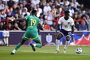 Nick Potts/PA Wire/dpa | Englands Bukayo Saka (rechts) tat sich mit seinem Team gegen Senegal schwer