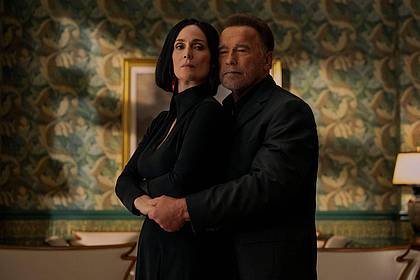 Netflix/dpa | Carrie-Anne Moss und Arnold Schwarzenegger in «Fubar»: Die zweite Staffel ist seit 12.6. beim Streamingdienst Netflix zu sehen.