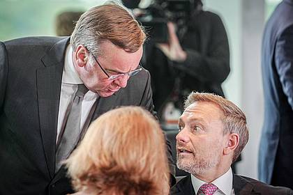 Verteidigungsminister Boris Pistorius (SPD) und Finanzminister Christian Lindner (r, FDP) während einer Sitzung des Bundeskabinetts im Kanzleramt.