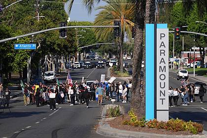 Jae C. Hong/AP/dpa | Seit Tagen laufen die Demonstrationen im Großraum Los Angeles - wie hier in Paramount.