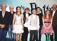 Schauspieler Sir Michael Gambon (l.) und weitere Darsteller - darunter  Emma Watson und Daniel Radcliffe - im Juli 2009 bei der Vorstellung des Films  «Harry Potter und der Halbblutprinz» in London.