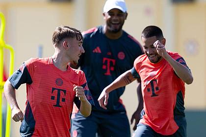 Sven Hoppe/dpa | Trainer Vincent Kompany, hier beim Training mit Nachwuchstalent Lennart Karl (l) und Raphael Guerreiro (r), plant Großes in den USA.