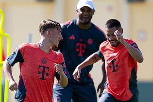 Sven Hoppe/dpa | Trainer Vincent Kompany, hier beim Training mit Nachwuchstalent Lennart Karl (l) und Raphael Guerreiro (r), plant Großes in den USA.