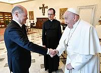 Hände schütteln zur Begrüßung: Papst Franziskus (r.)  empfängt Bundeskanzler Olaf Scholz.