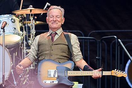 Annette Riedl/dpa | Springsteen wandte sich auch direkt an seine Fans aus Ostberlin. 