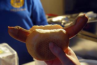 picture alliance / ZB | Wegen einer Bockwurst-Bestellung konnte der betrunkene Fahrer gestellt werden. (Symbolbild)