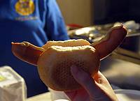 picture alliance / ZB | Wegen einer Bockwurst-Bestellung konnte der betrunkene Fahrer gestellt werden. (Symbolbild)