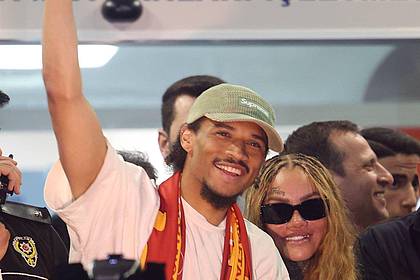 Murat Akbas/dpa | Leroy Sané mt Gala-Fanschal und seiner Lebensgefährtin (r).