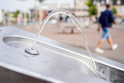Uwe Anspach/dpa | Trinkwasserbrunnen wie hier in Mannheim machen die Hitze erträglicher.