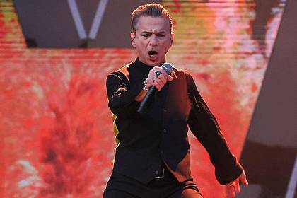 Dave Gahan von Depeche Mode singt beim ersten Konzert der ?Memento Mori Tour 2023? auf der Bühne auf der Festwiese. Es ist die erste Tour ohne Keyboarder Fletcher, der genau vor einem Jahr mit nur 60 Jahren starb.