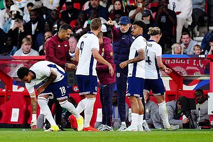 Mike Egerton/PA Wire/dpa | Englands Trainer Thomas Tuchel (M) konnte mit der Leistung seiner Spieler gegen das Team aus Senegal nicht zufrieden sein.