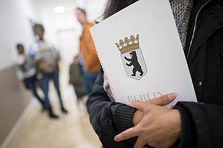 Sebastian Gollnow/dpa | In Berlin gibt es seit Anfang 2024 eine zentrale Einbürgerungsstelle im Landesamt für Einwanderung. (Archivfoto)