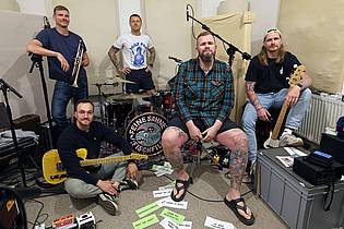 Bernd Wüstneck/dpa | Max Bobzin, Hauke Segert, Olaf Ney, Jan «Monchi» Gorkow und Kai Irrgang (l-r) von der Band Feine Sahne Fischfilet in ihrem Proberaum.