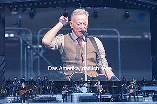 Annette Riedl/dpa | Bruce Springsteen spielte im Olympiastadion in Berlin - und hatte auch eine politische Botschaft.