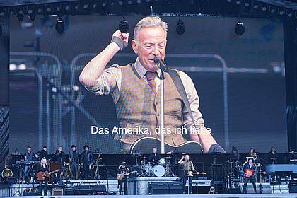 Annette Riedl/dpa | Bruce Springsteen spielte im Olympiastadion in Berlin - und hatte auch eine politische Botschaft.
