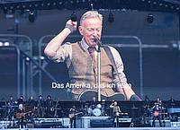Annette Riedl/dpa | Bruce Springsteen spielte im Olympiastadion in Berlin - und hatte auch eine politische Botschaft.