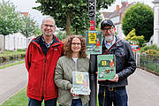 Auch am Wall erinnert ein neues Schild jetzt freundlich daran, dass es sich ohne die Hinterlassenschaften der Vierbeiner einfach schöner in Detmold spazieren gehen lässt. Das Foto zeigt (von links) Stephan Szymanowski und Inga Müller aus dem Team Freiraumplanung der Stadt Detmold und den Detmolder Cartoonisten André Sedlaczek. Foto: Stadt Detmold