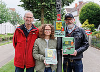 Auch am Wall erinnert ein neues Schild jetzt freundlich daran, dass es sich ohne die Hinterlassenschaften der Vierbeiner einfach schöner in Detmold spazieren gehen lässt. Das Foto zeigt (von links) Stephan Szymanowski und Inga Müller aus dem Team Freiraumplanung der Stadt Detmold und den Detmolder Cartoonisten André Sedlaczek. Foto: Stadt Detmold