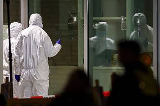 Christoph Reichwein/dpa | Die Spurensicherung untersucht Einschusslöcher im Foyer eines großen Kinos in Krefeld: Hier hatte die Polizei den Verdächtigen niedergeschossen. (Archivbild)