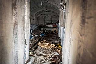 Ilia Yefimovich/dpa | Blick in einen unterirdischen Raum eines Tunnels, der im Europäischen Krankenhaus in Chan Junis gefunden wurde, wo das Militär glaubt, dass der Hamas-Militärchef Mohammed al-Sinwar letzten Monat getötet wurde.