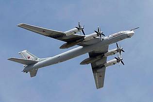 Yuri Kochetkov/epa/dpa | Mehrere russische Langstreckenbomber Tu-95 sollen durch einen ukrainischen Drohnenangriff zerstört worden sein. (Archivbild)