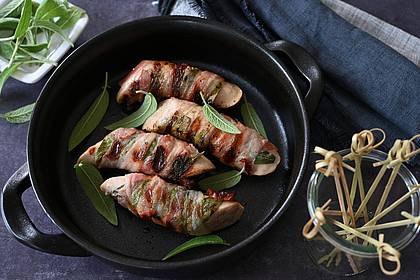 Julia Uehren/loeffelgenuss.de/dpa-tmn | Ob in der Pfanne oder auf dem Grill: Umwickelt mit Salbeiblättern und Speck werden die Saltimbocca-Bratwürstchen garantiert zum Highlight. 