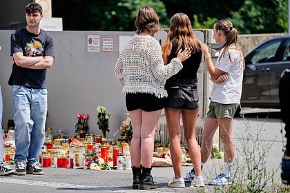 Darko Bandic/AP/dpa | Neun Jugendliche und eine Lehrerin wurden erschossen. Der Täter beging Suizid.