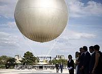Yoan Valat/Pool EPA/AP/dpa | Vom 21. Juni an steigt der Olympia-Ballon in Paris wieder in den Abendhimmel.