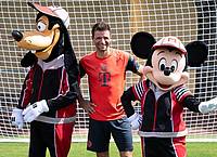 Sven Hoppe/dpa | Thomas Müller mit Goofy und Micky Maus.