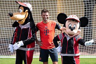 Sven Hoppe/dpa | Thomas Müller mit Goofy und Micky Maus.