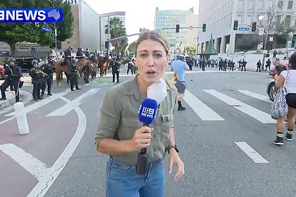 9news Australia/AAP/dpa | Die Demonstrationen gegen die Abschiebung von Einwanderern ohne Papiere führen teils zu gefährlichen Momenten. 