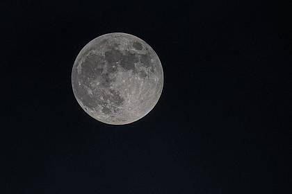 Gianni Gattus/dpa | Schon lange haben Wissenschaftler Wasser auf dem Mond vermutet. (Archivbild)