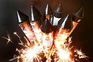 Roland Weihrauch/dpa | Die Deutsche Umwelthilfe plädiert dafür, den privaten Kauf und Gebrauch von Pyrotechnik zu Silvester dauerhaft zu beenden. (Symbolbild)