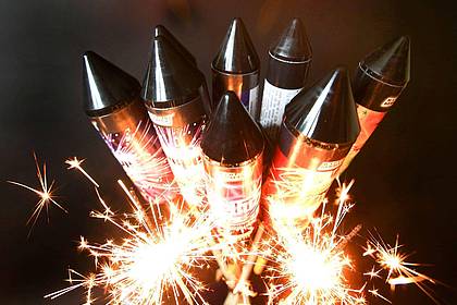 Roland Weihrauch/dpa | Die Deutsche Umwelthilfe plädiert dafür, den privaten Kauf und Gebrauch von Pyrotechnik zu Silvester dauerhaft zu beenden. (Symbolbild)