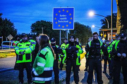ANP/dpa | Die deutsche Polizei hat Niederländer daran gehindert, am zweiten Tag in Folge eigenmächtige Kontrollen an der Grenze zu Niedersachsen durchzuführen, um Asylbewerber ausfindig zu machen.