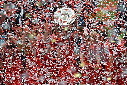 Die Spieler des FC Bayern München jubeln 2013 mit der Meisterschale.