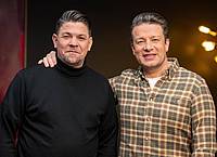 Markus Hertrich/RTL/dpa | Duell der Spitzenköche: Weltstar Jamie Oliver tritt erstmals gegen den deutschen TV-Liebling Tim Mälzer an.