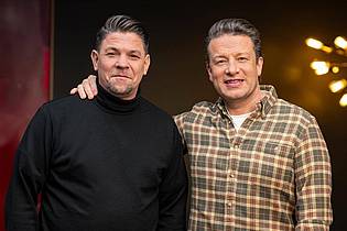 Markus Hertrich/RTL/dpa | Duell der Spitzenköche: Weltstar Jamie Oliver tritt erstmals gegen den deutschen TV-Liebling Tim Mälzer an.